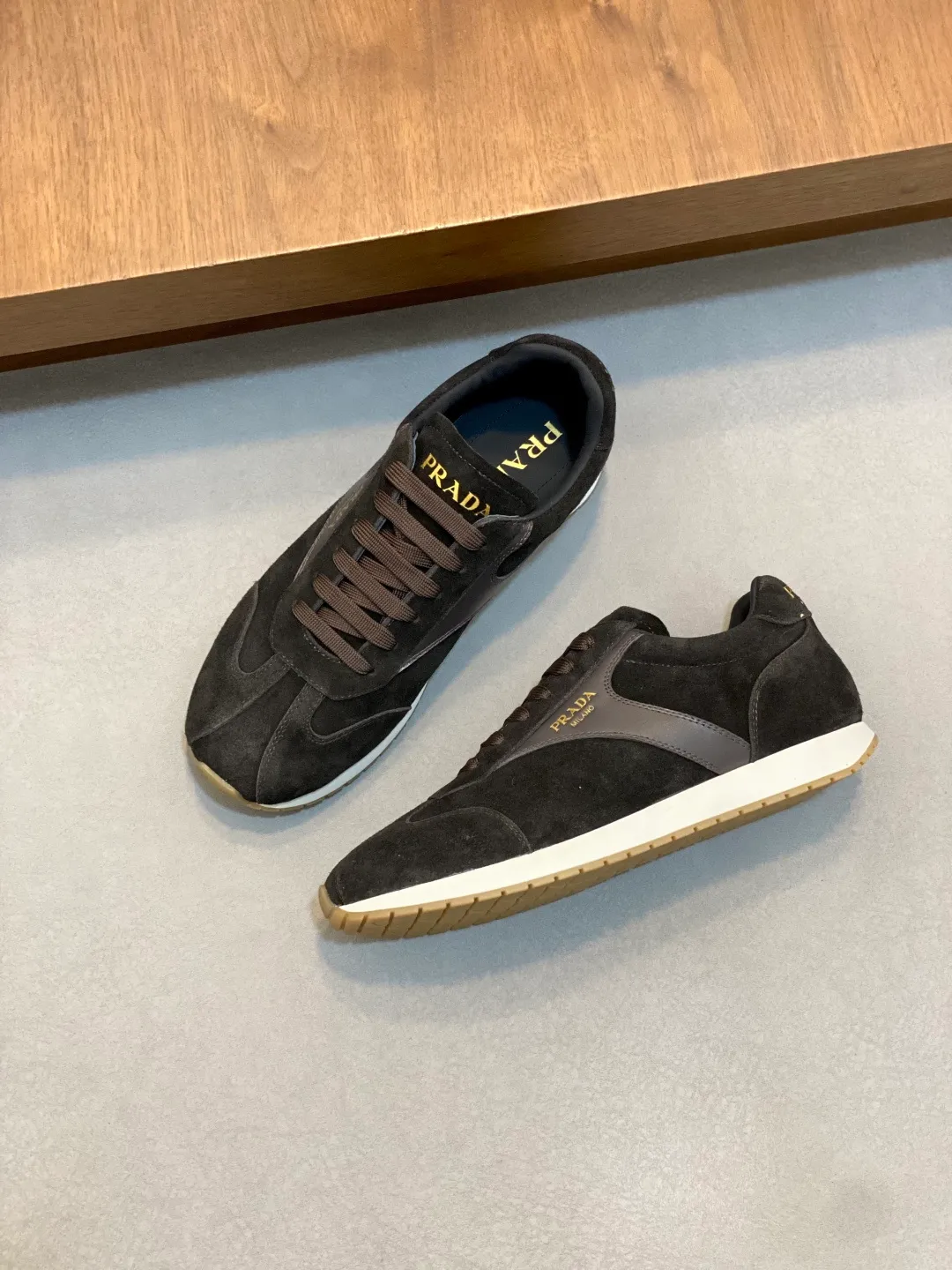 Men's shoes 💰740 Prada/Prada's new men's spliced ​​casual sports shoes. These sports shoes use exquisite stitching technology to outline a unique geometric texture, and contemporary lines and details reinterpret the classic sports style. The upper is made of ultra-official material, and the lining is full cowhide. It is lightweight, breathable, practical and versatile. The tongue is decorated with the Prada Milano logo, and the logo print is embellished with the laces. It is paired with a 2.5cm two-color rubber sole to create a comfortable wearing experience. Comes with full set of original packaging dust bag! Size: 39-40-41-42-43-44 (38, 45 customized) standard leather shoe size
